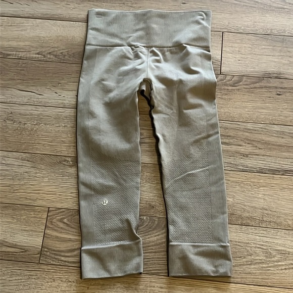 Lululemon Seamlessly Street Crop Heathered Grey - Picture 3 of 6